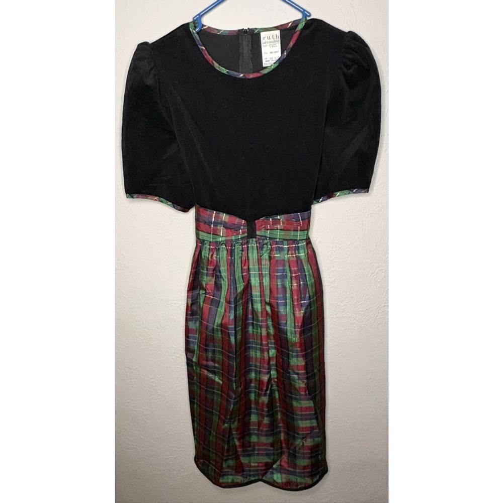 70s Woman’s Ruth of Carolina Vintage Black Velvet Plaid Dress Size 20 1/2 XL
